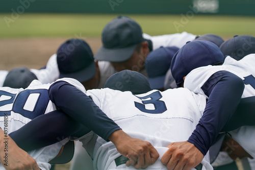 野球の試合で円陣を組み精神統一する野球選手たち