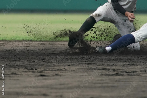 野球の試合中に盗塁を試みた走者にタッチしてダブルプレーを狙う野手