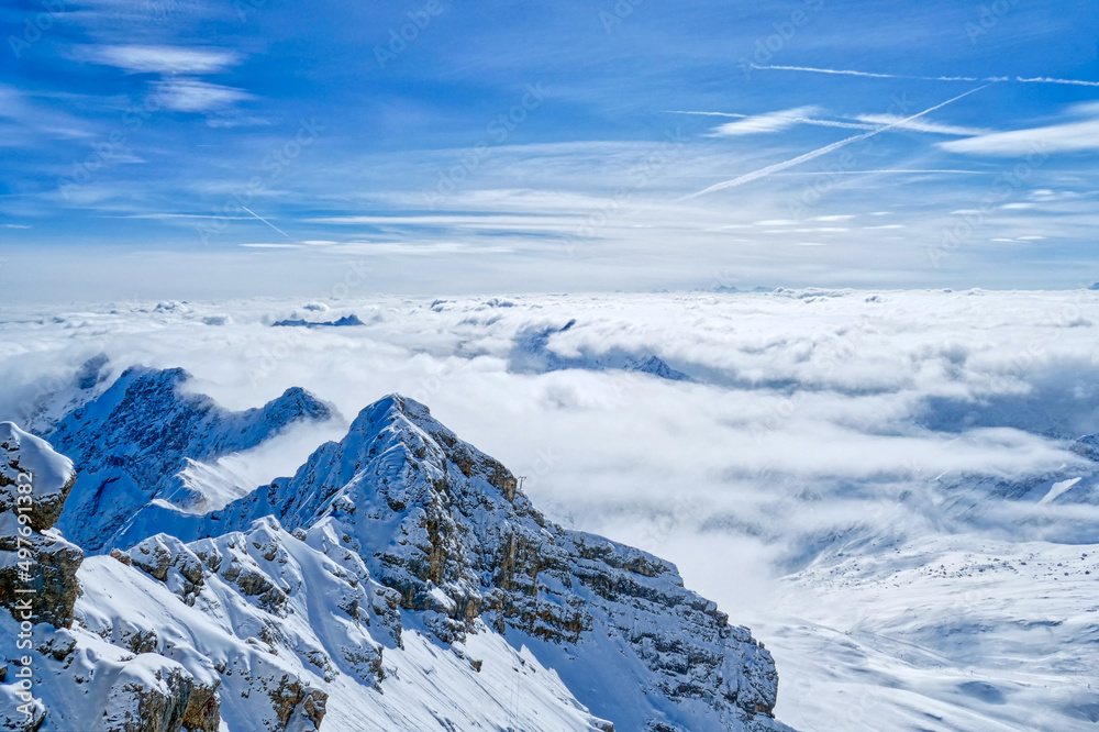 Blick von der Zugspitze auf die Berggipfel der Alpen in der Wolken