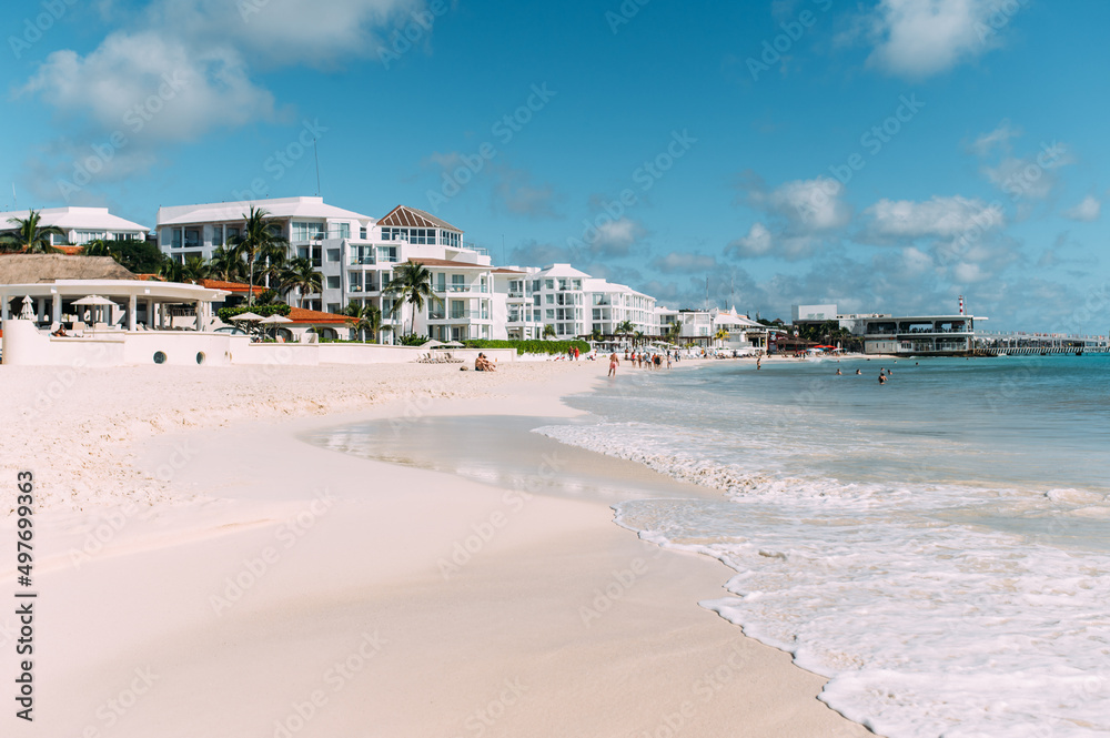 Am weissen Sandstrand von Playa del Carmen auf der Halbinsel Yucatan in Mexiko mit Blick auf die Hotelanlagen