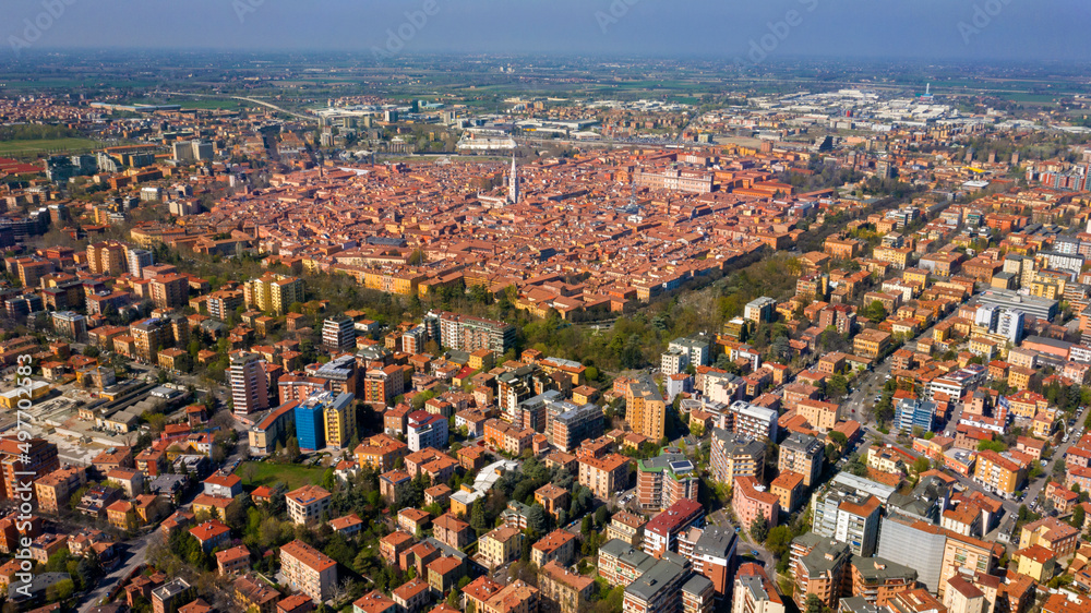 Obraz premium Aerial view on the historic center of Modena surrounded by tree-lined avenues. In the center stands the Ghirlandina tower.