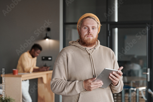Foto Portrait of positive confident portly young Caucasian guy with red beard standin
