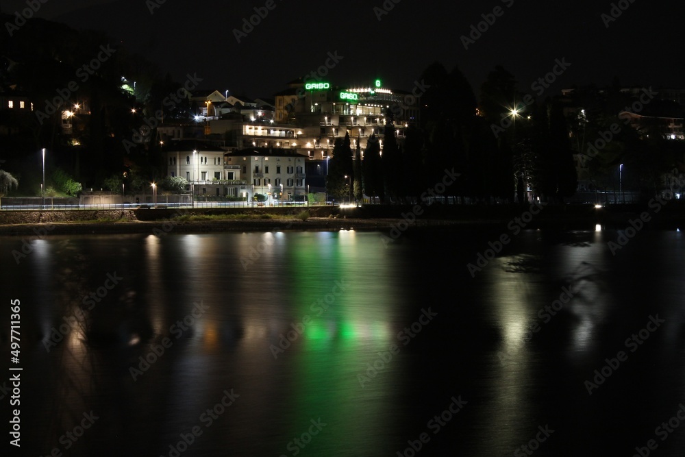 luce verde riflessa nel lago