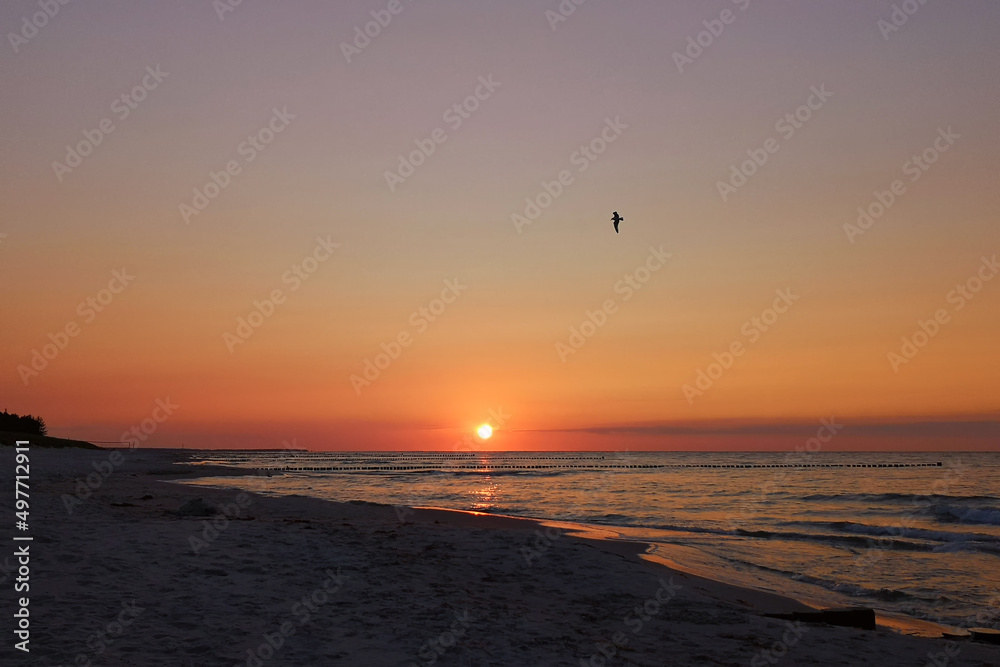 Sonnenuntergang an der Ostseeküste bei Zingst, Fischland-Darß, Mecklenburg-Vorpommern, Deutschland