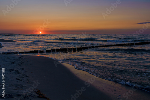 Sonnenuntergang an der Ostseeküste bei Zingst, Fischland-Darß, Mecklenburg-Vorpommern, Deutschland