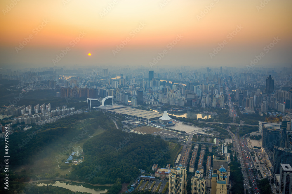 Obraz premium Cityscape of evening sunset in Nanning, Guangxi, China, viewed from above