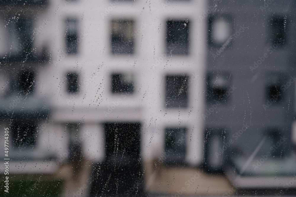 Padający za oknem deszcz - obrazy, fototapety, plakaty 