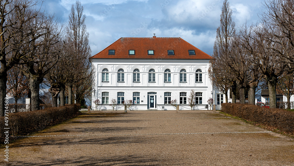 Klassizistische weiße Häuser in Putbus auf der Insel Rügen