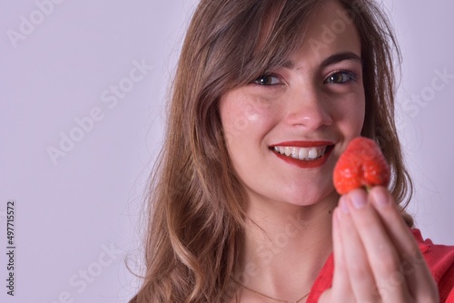 Sublime femme avec une fraise