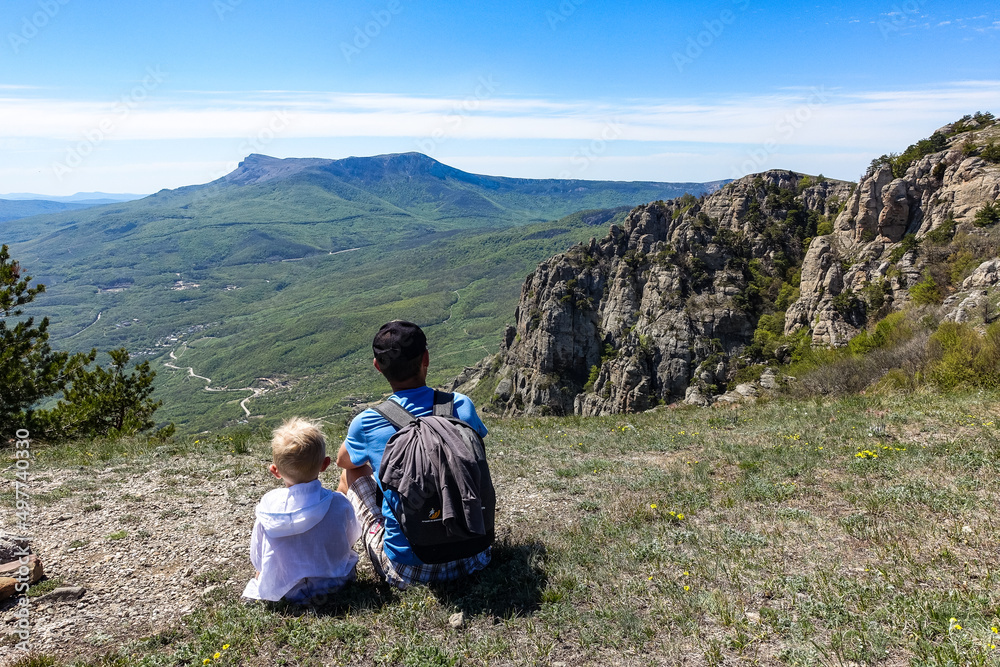 Naklejka premium A man and a boy in the background, a view of the Chatyr-Dag plateau. Russia.