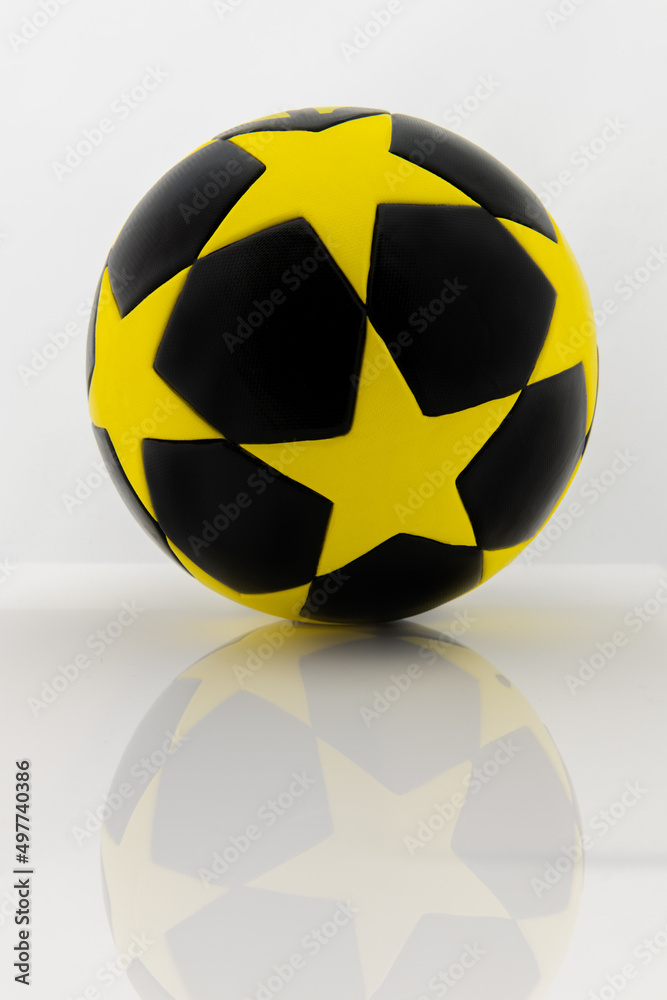 czarna piłka w żółte gwiazdy  - obrazy, fototapety, plakaty 