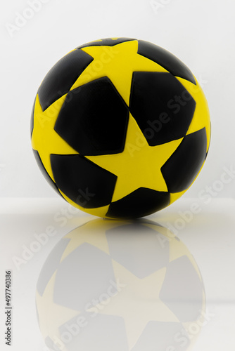 czarna piłka w żółte gwiazdy 