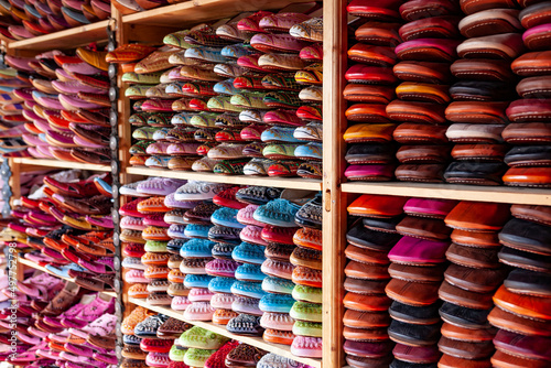 La conceria tradizionale nel cuore della medina di Fez Marocco con pozzetti di tinta photo