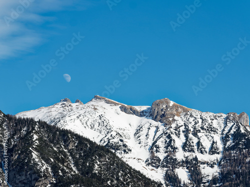 Schneebedeckte Rofangebirge in Brandenberg Alpen und Österreichische Tirol. Oberhalb des Achensees. Gesehen von Pertisau Tristenautal auf den westen des sees photo