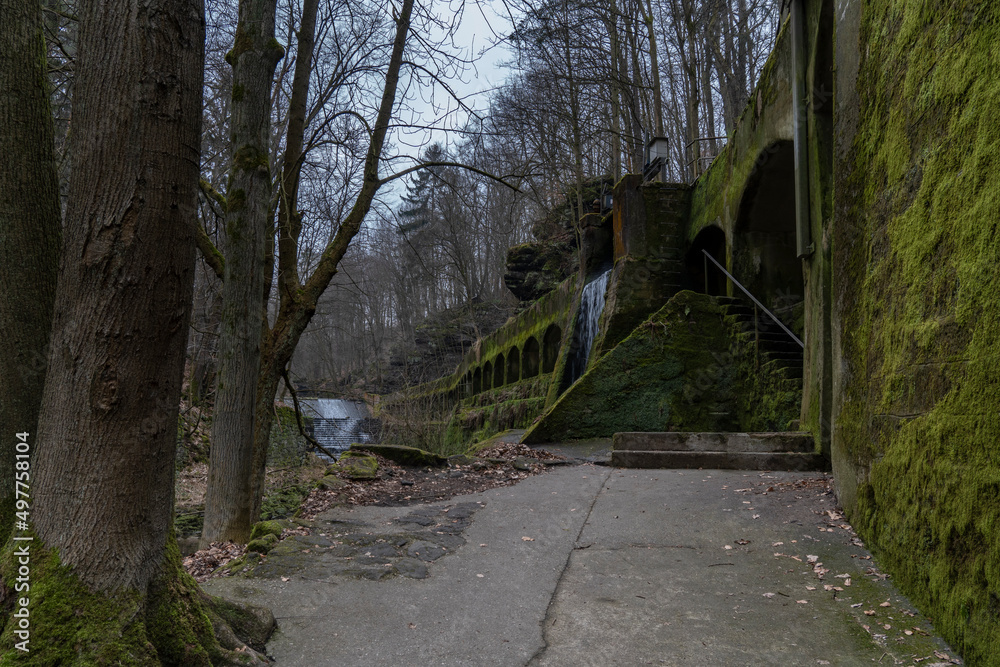 Wanderung durch die Lohmener Klamm- Historisches Wasserkraftwerk