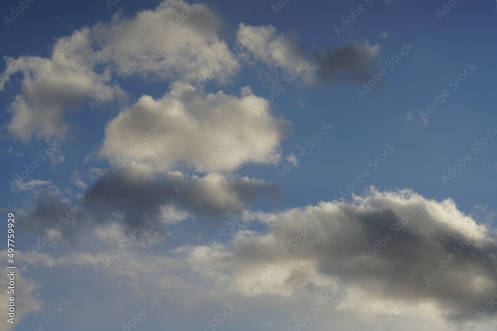 Schöner freundlicher Himmel mit Wolken nach einem Regen, Cumulus, Wetterbericht