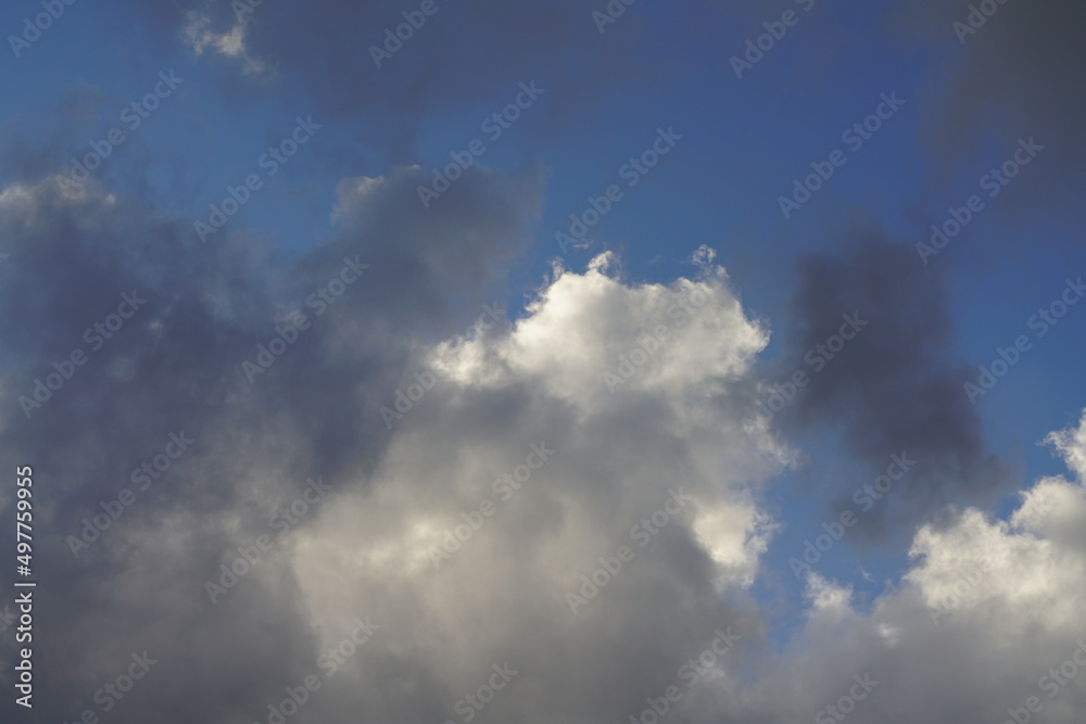 Schöner freundlicher Himmel mit Wolken nach einem Regen, Cumulus, Wetterbericht