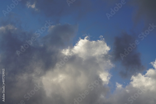 Schöner freundlicher Himmel mit Wolken nach einem Regen, Cumulus, Wetterbericht