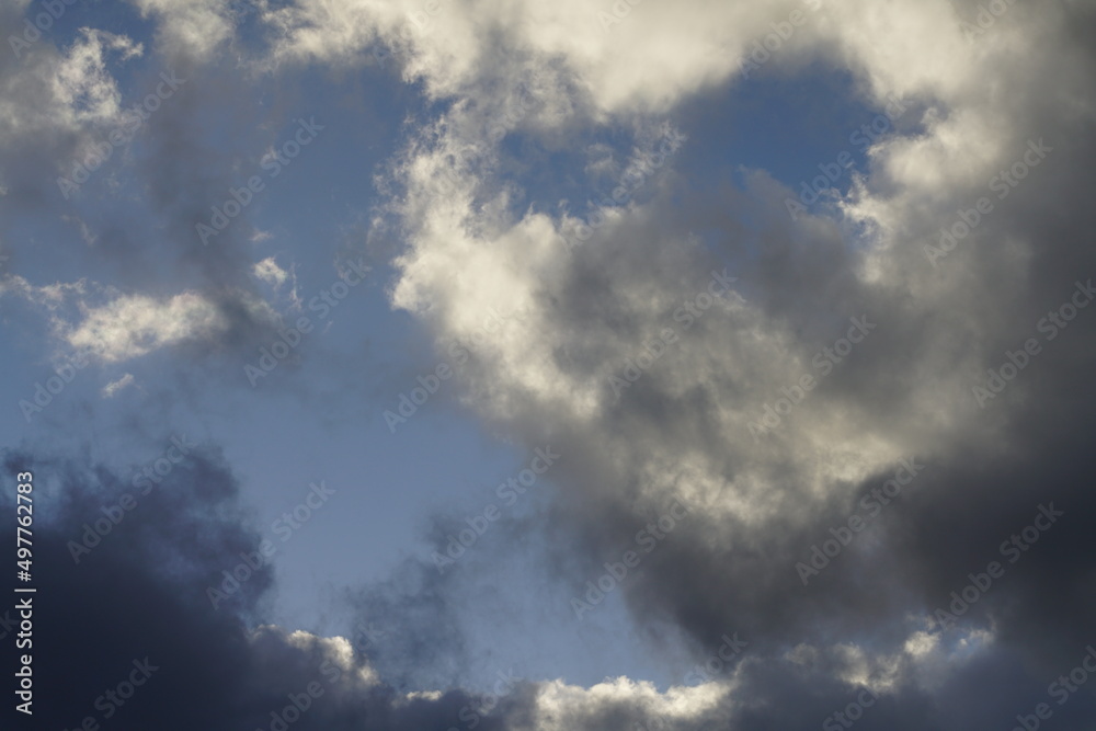Dreidimensional 3D wirkender Himmel mit Wolken nach einem Regen, Cumulus und für Wetterbericht geeignet