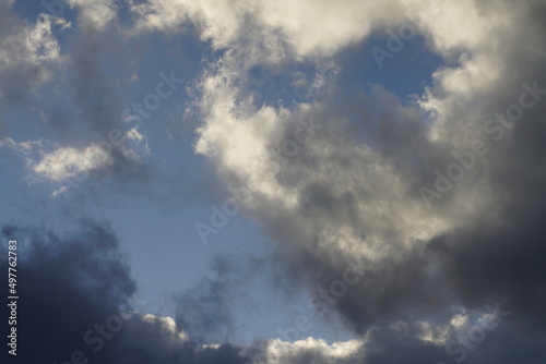 Fototapeta Naklejka Na Ścianę i Meble -  Dreidimensional 3D wirkender Himmel mit Wolken nach einem Regen, Cumulus und für Wetterbericht geeignet