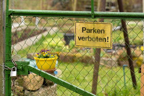 Tableau sur toile Gartenzaun mit Schild Parken verboten , grünes Tor mit Drahtzaun überzogen und