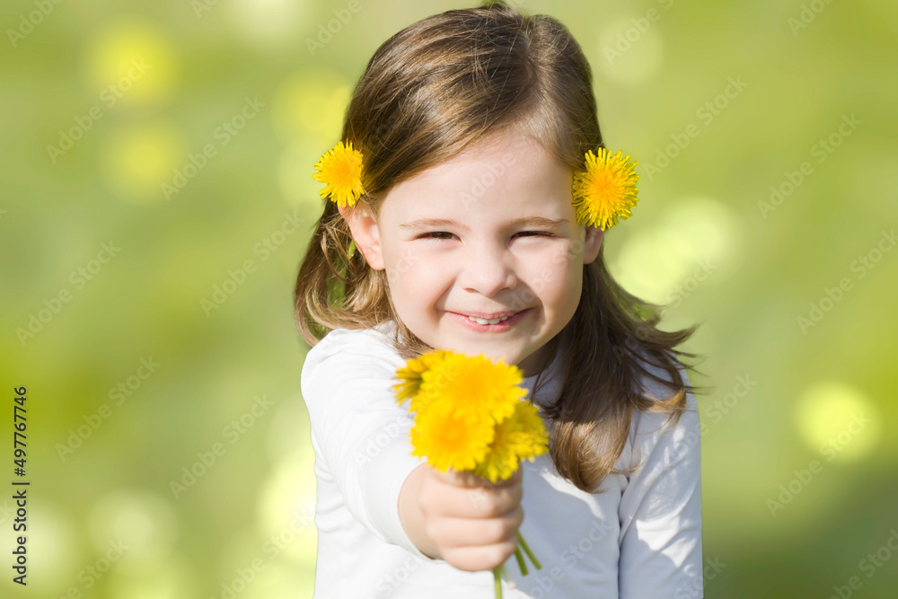Kind mit Löwenzahn Blumenstrauß Kind mit Löwenzahn Blumenstrauß