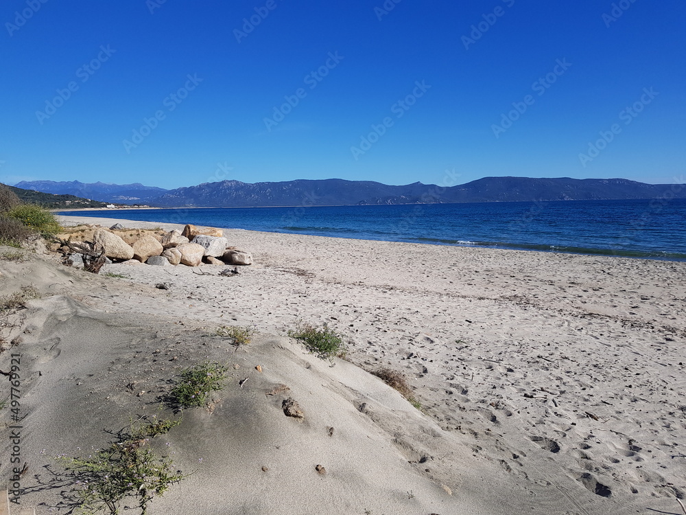 Schöner Strand auf Korsika mit blauem Wasser Schöner Strand auf Korsika mit blauem Wasser