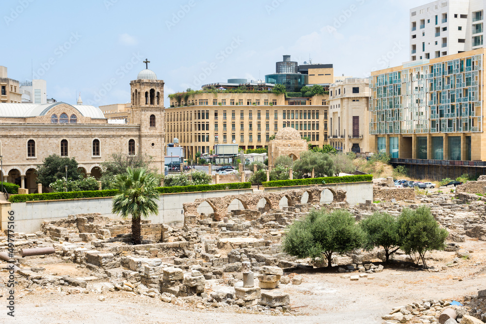 Fototapeta premium Roman ruins and Saint Georges Orthodox Cathedral, Beirut, Lebanon