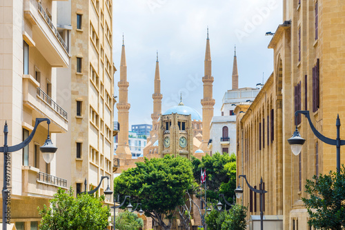 Tableau sur toile Nejmeh square clock tower and Mohammad al-Amin mosque in downtown Beirut, Lebano