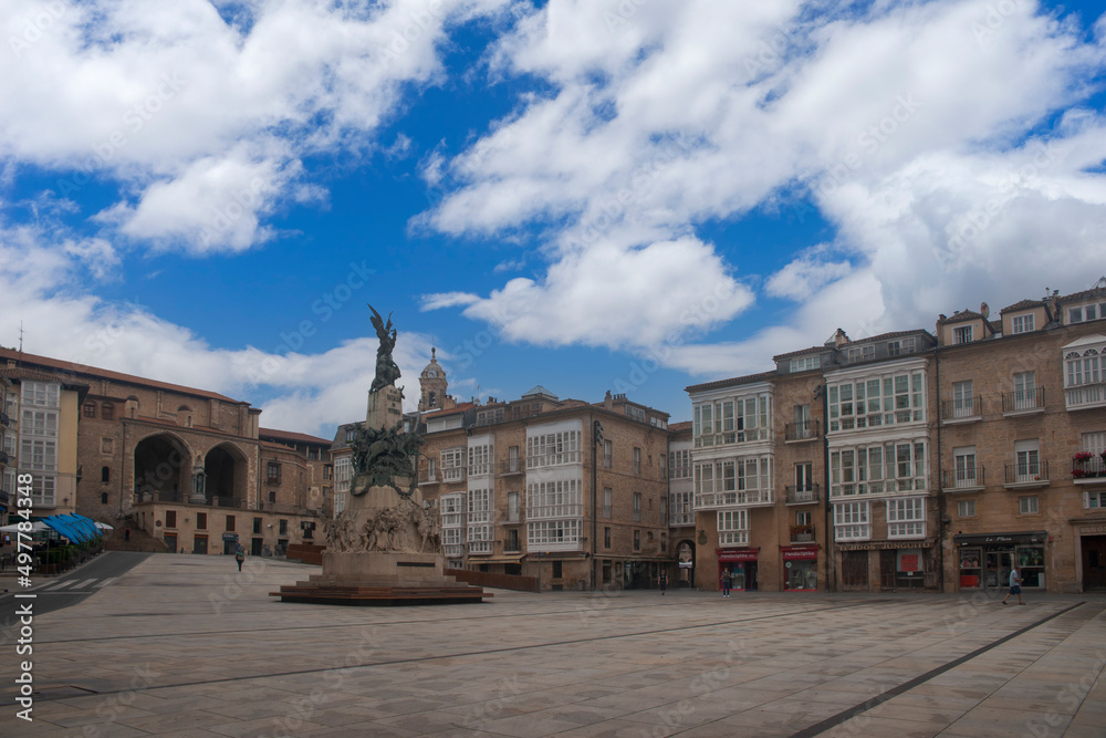 paseo por el casco antiguo de la ciudad de Vitoria-Gasteiz , España