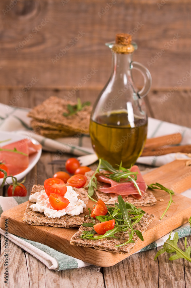 Crispy rye bread with sesame seeds, ham and cottage cheese.