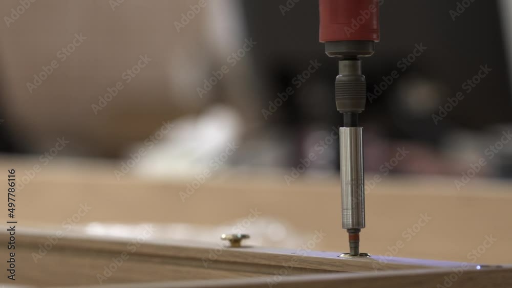 Atornillando sobre madera carpintero montando una mesa