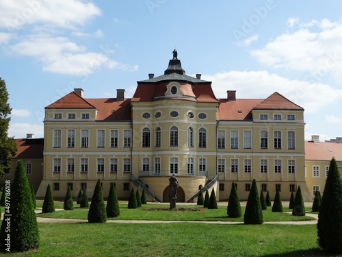 Pałac w Rogalinie - dawna siedziba rodu Raczyńskich, obecnie muzeum, w otaczającym parku rosną kilkusetletnie dęby, a w przylegającym pawilonie można obejrzeć bogatą kolekcję malarstwa europejskiego