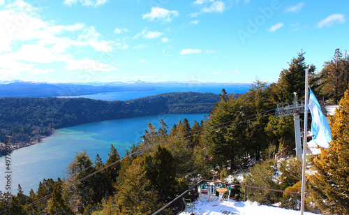 Lago do parque Nahuel Huapi e bandeira da Argentina no alto de um morro. photo