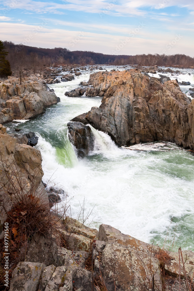 Whitewater rapids and waterfalls on the Potomac River at Great Falls Park, Virginia, USA