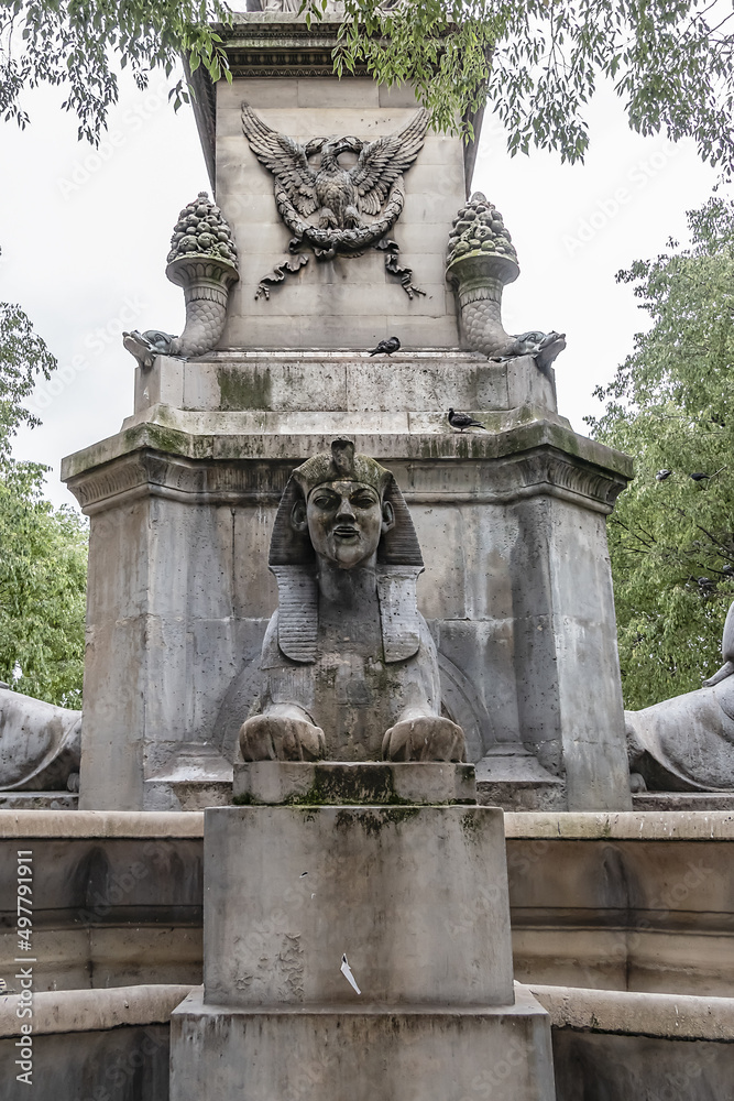 Obraz premium Fontaine du Palmier (or Fontaine de la Victoire, or Fontaine du Chatelet, 1808) - fountain with goddess Victory at top, to celebrate victories of Napoleon Bonaparte. Place du Chatelet, Paris, France.