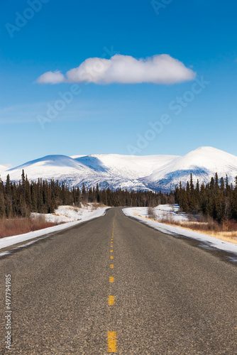 Route et un seul nuage à l'horizon