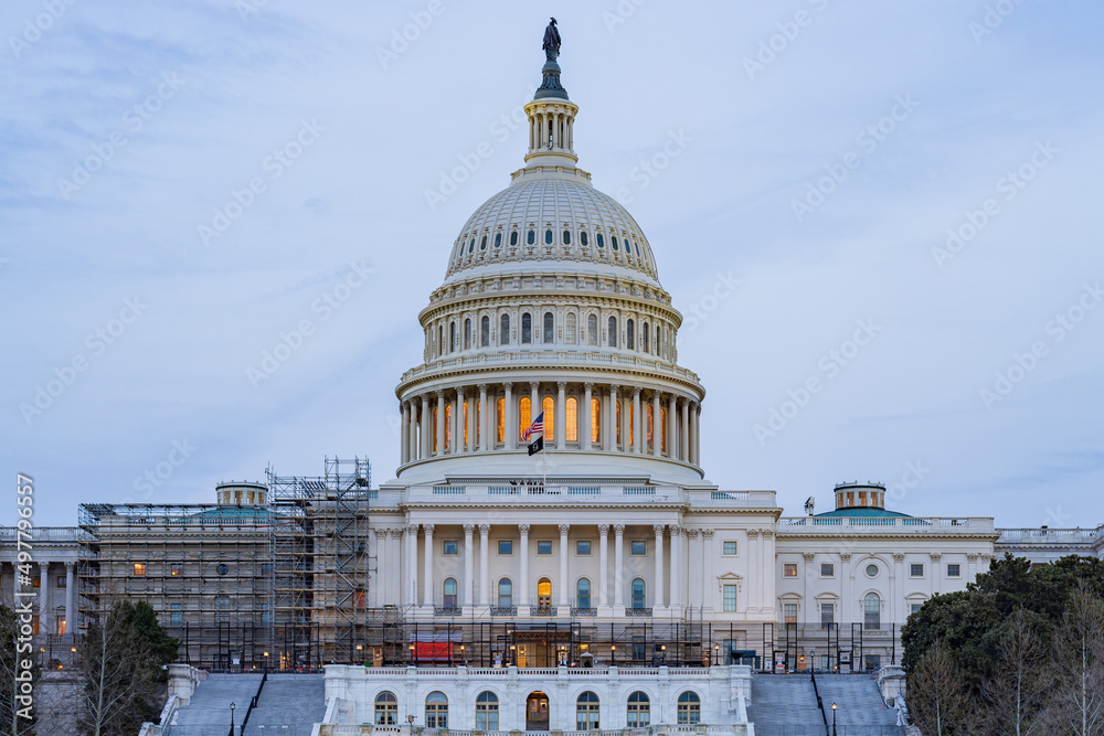 Obraz premium Twilight view of the United States Capitol