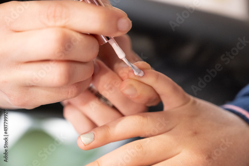 Vernis à ongle sur main d'enfant