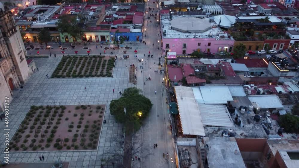 4K Vista aerea de la plaza de Santo Domingo en la ciudad colonial de Oaxaca con multitud caminando