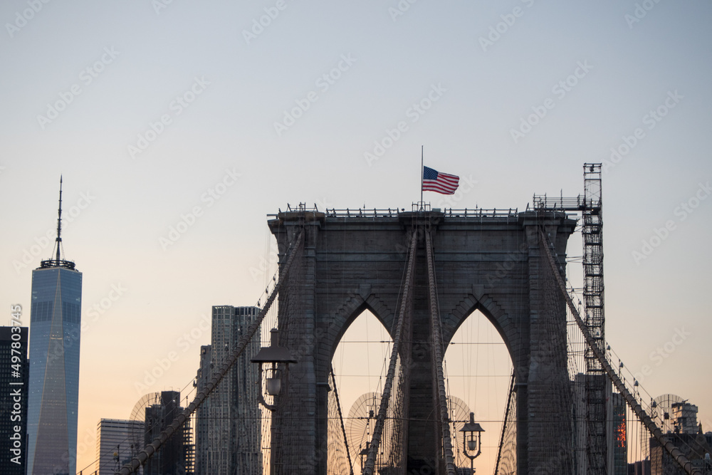 Fototapeta premium Crossing the Brooklyn Bridge