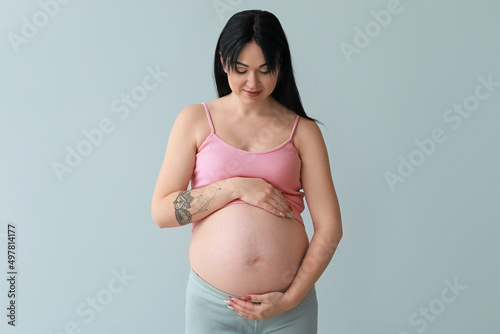 Pregnant young woman on gre...