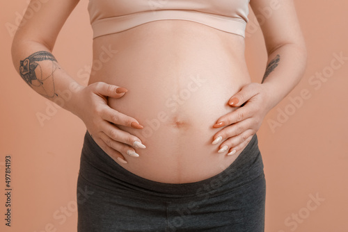 Pregnant young woman on bei...