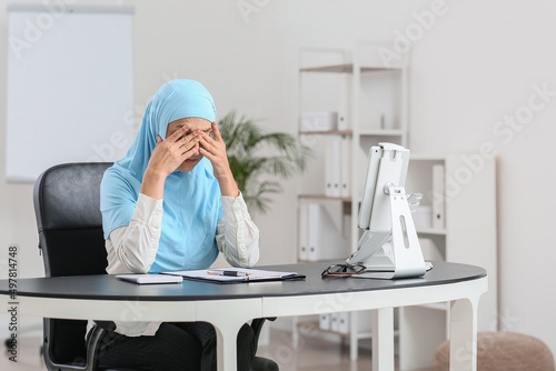 Stressed Muslim secretary w...