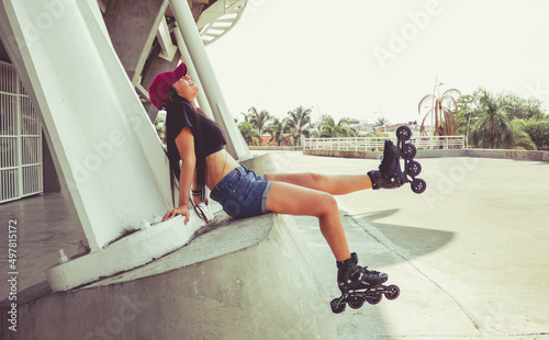hermosa foto de mujer con gorradivirtiéndose con sus patines al aire libre en un dia soleado