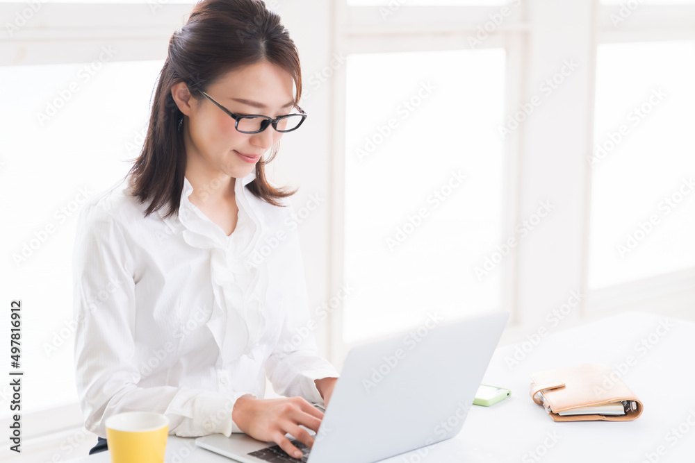 ラップトップコンピューターを見る女性 ビジネス ラップトップコンピューターを見る女性 ビジネス