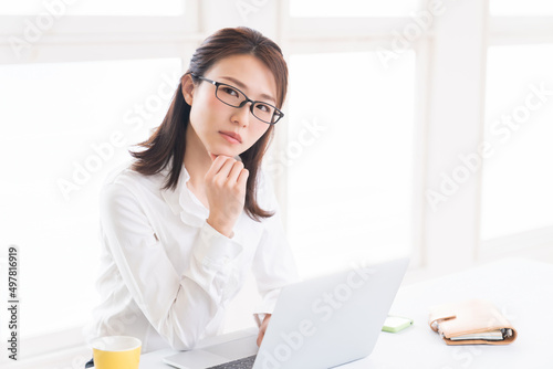 ラップトップコンピューターを見る女性　考える　ビジネス © miya227