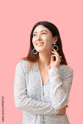 Fashionable Asian woman wit...