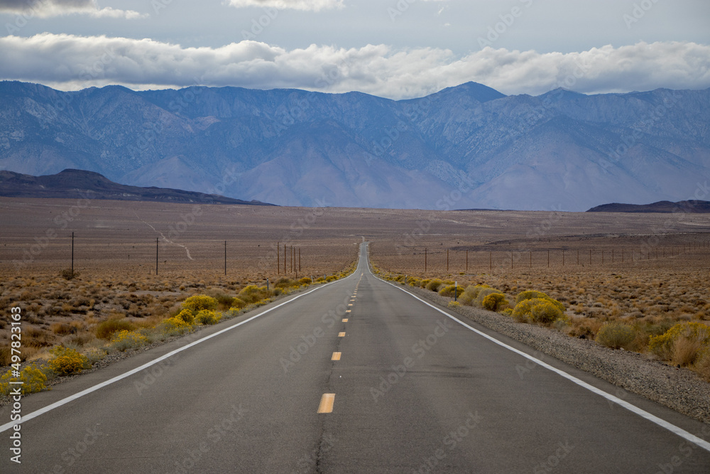 Naklejka premium Leaving the Eastern Sierra
