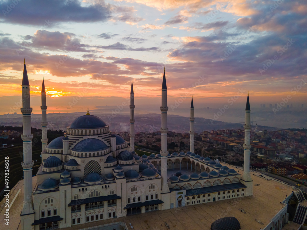 Fototapeta premium Camlica Mosque in the Sunset Drone Photo, Uskudar Istanbul Turkey